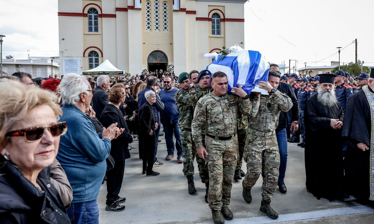 «Αθάνατος»: Αντήχησε η Κρήτη αποχαιρετώντας τον 19χρονο Ραφαήλ – Θρήνος και τιμές στην κηδεία του
