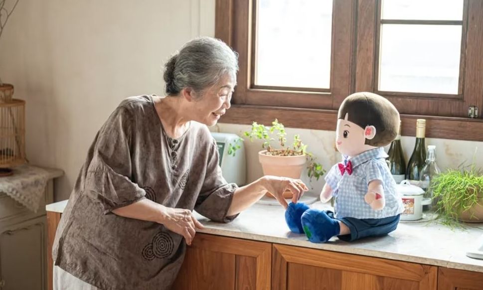 Οι ηλικιωμένοι στη Νότια Κορέα «ξορκίζουν» τη μοναξιά τους με «εγγόνια» ρομπότ