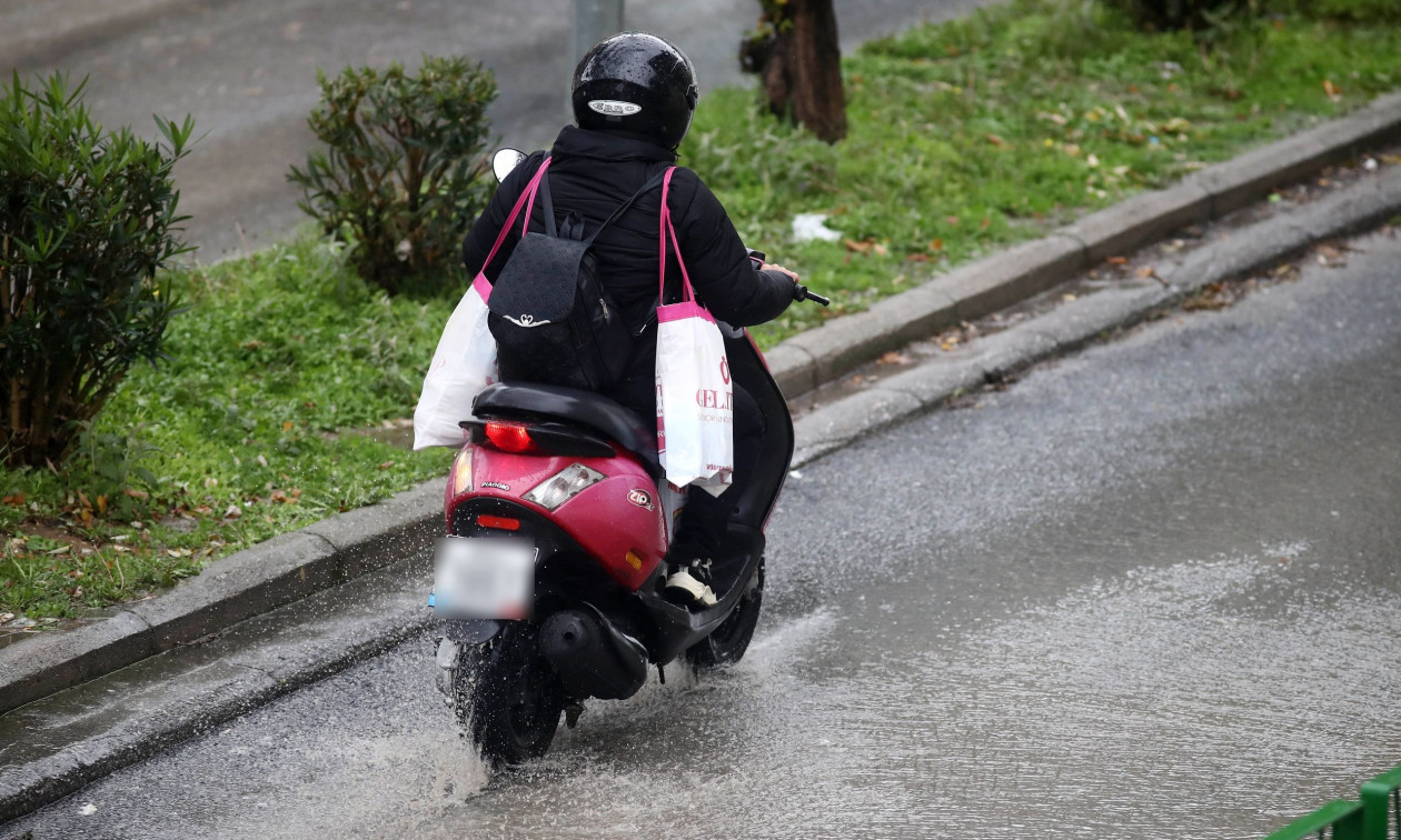 Κακοκαιρία Adel: Δρόμοι-ποτάμια στη Θεσσαλονίκη – Δείτε βίντεο