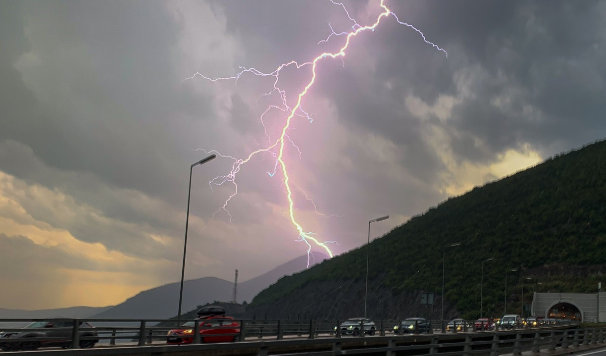 Κακοκαιρία Adel: Κεραυνός έπεσε στο στρατόπεδο Μεσολογγίου – Προληπτικά στο νοσοκομείο 4 στρατιώτες