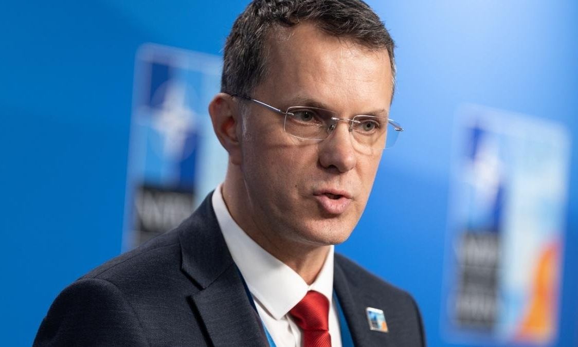 Πολιτικό σκάνδαλο στη Ρουμανία: Ο υπουργός Άμυνας παραιτήθηκε επειδή είπε ψέματα στο βιογραφικό του