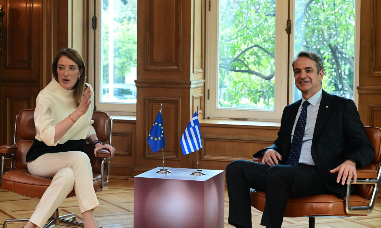 Κυριάκος Μητσοτάκης και Ρομπέρτα Μετσόλα συζητούν με νέους – Δείτε live