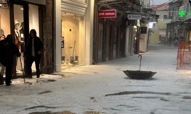 Κακοκαιρία Adel: Νεροποντή και χαλάζι πλημμύρισαν μαγαζιά στην Μυτιλήνη