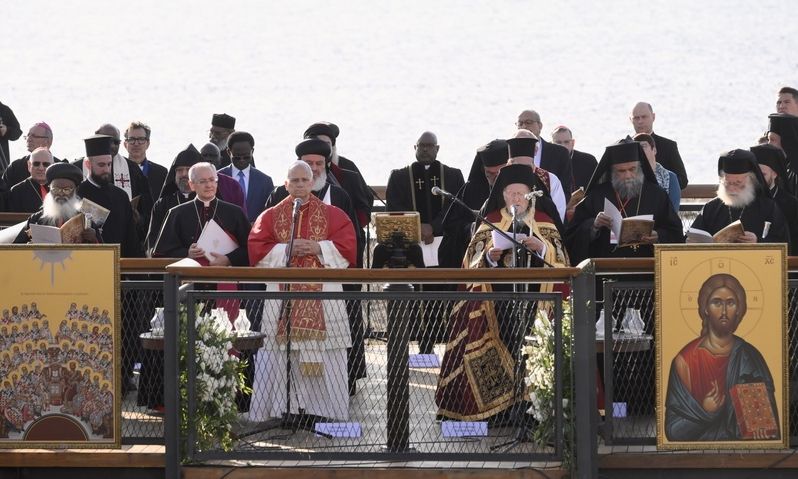 H στιγμή που Πάπας και Οικουμενικός Πατριάρχης ψάλουν μαζί το «Πιστεύω» στη Νίκαια – Βίντεο