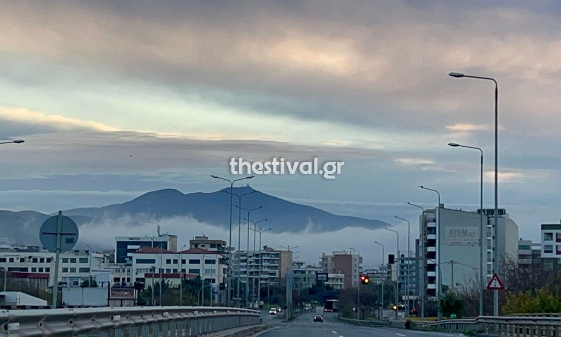 Απόκοσμο σκηνικό στη Θεσσαλονίκη: Πυκνό νέφος σκέπασε τα ανατολικά της πόλης
