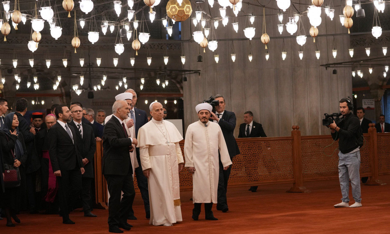 Πάπας Λέων: Έβγαλε τα παπούτσια του, αλλά δεν προσευχήθηκε στο Μπλε Τζαμί – Δείτε βίντεο