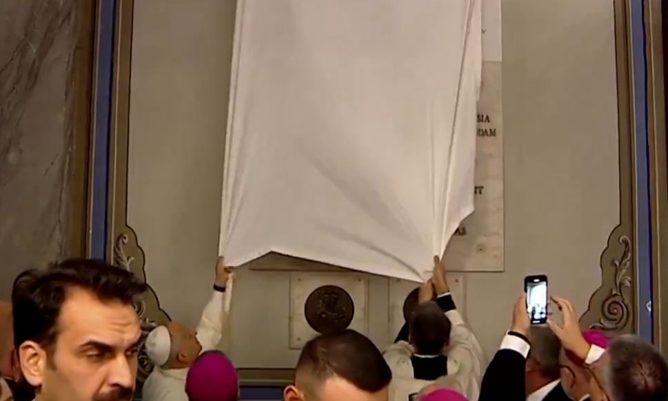 Viral στιγμή για τον Πάπα: Δυσκολεύτηκε να αποκαλύψει μαρμάρινη επιγραφή – «Κόλλησε» το πανί