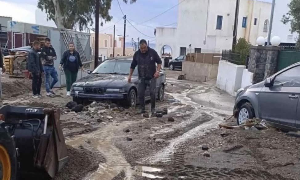 Κακοκαιρία Adel: Ζημιές και στη Σαντορίνη – Κατέρρευσε τοιχίο, λάσπες στους δρόμους – Βίντεο