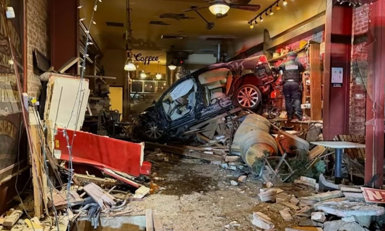 Καλιφόρνια: 90χρονος οδηγός έπεσε με το αυτοκίνητο σε καφετέρια και τη διέλυσε