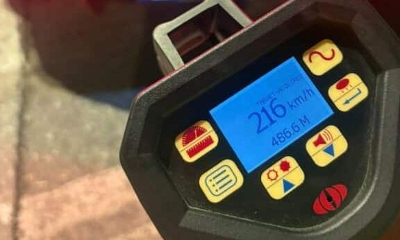 Συνελήφθη γνωστός επιχειρηματίας που έτρεχε με 216χλμ στη λεωφόρο Βουλιαγμένης