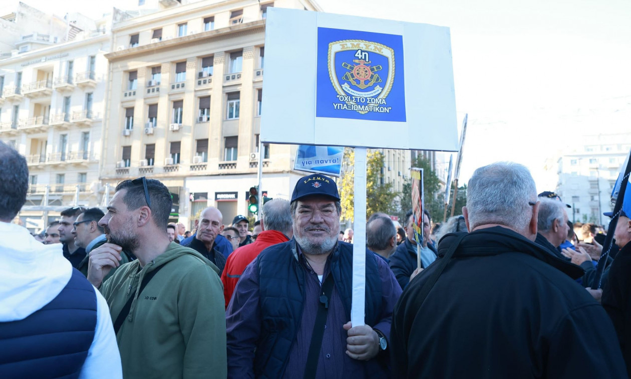 Πανστρατιωτική συγκέντρωση και πορεία στα Προπύλαια: «Μας χρωστάτε πολλά» – Δείτε εικόνες