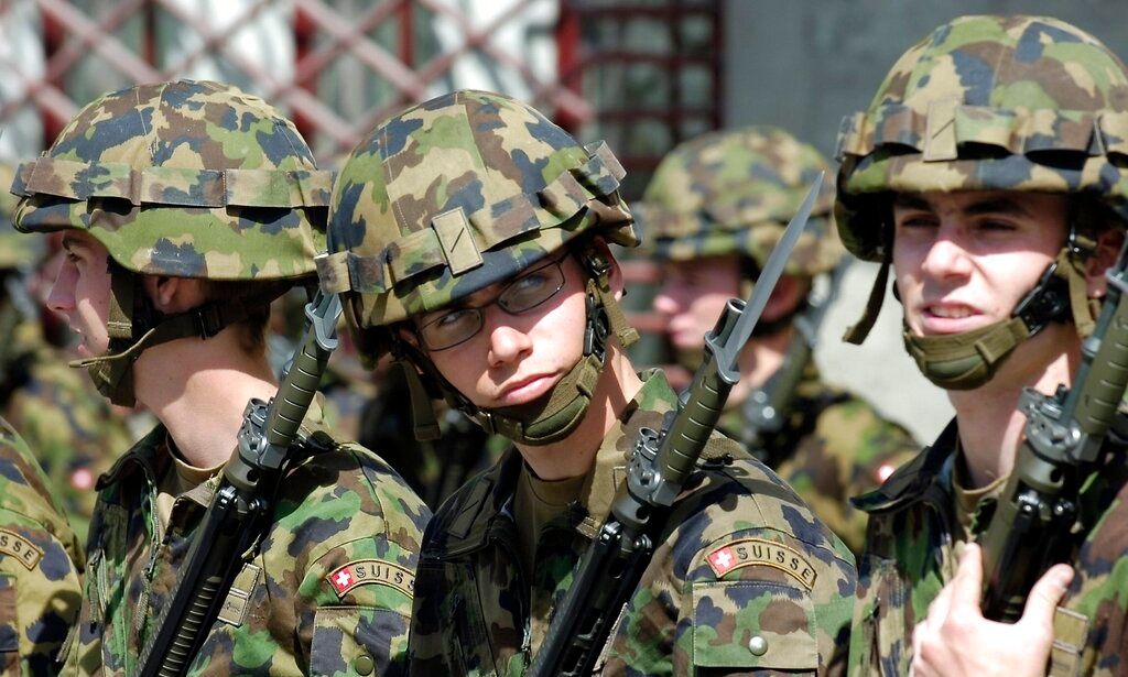 Ελβετία: Δημοψήφισμα για υποχρεωτική θητεία σε στρατό και πολιτικές υπηρεσίες για τις γυναίκες
