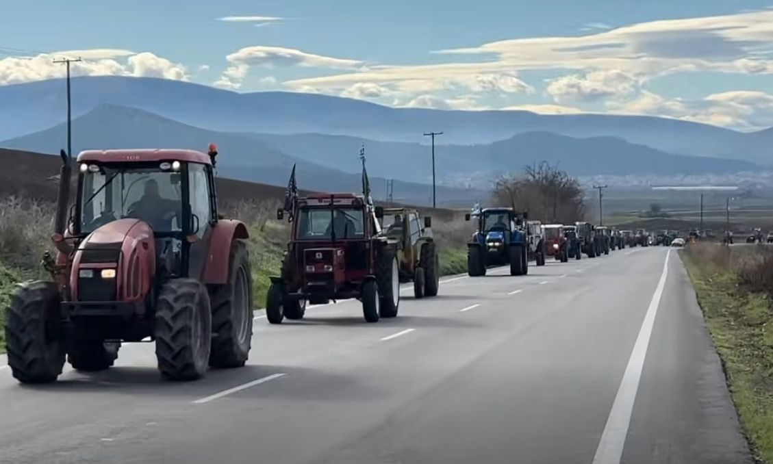 Ξεκίνησαν για τον κόμβο της Νίκαιας οι αγρότες – Κλιμακώνονται οι κινητοποιήσεις – Βίντεο