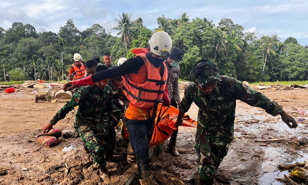 Φονικές πλημμύρες στην Ινδονησία: Στους 442 αυξήθηκε ο αριθμός των νεκρών