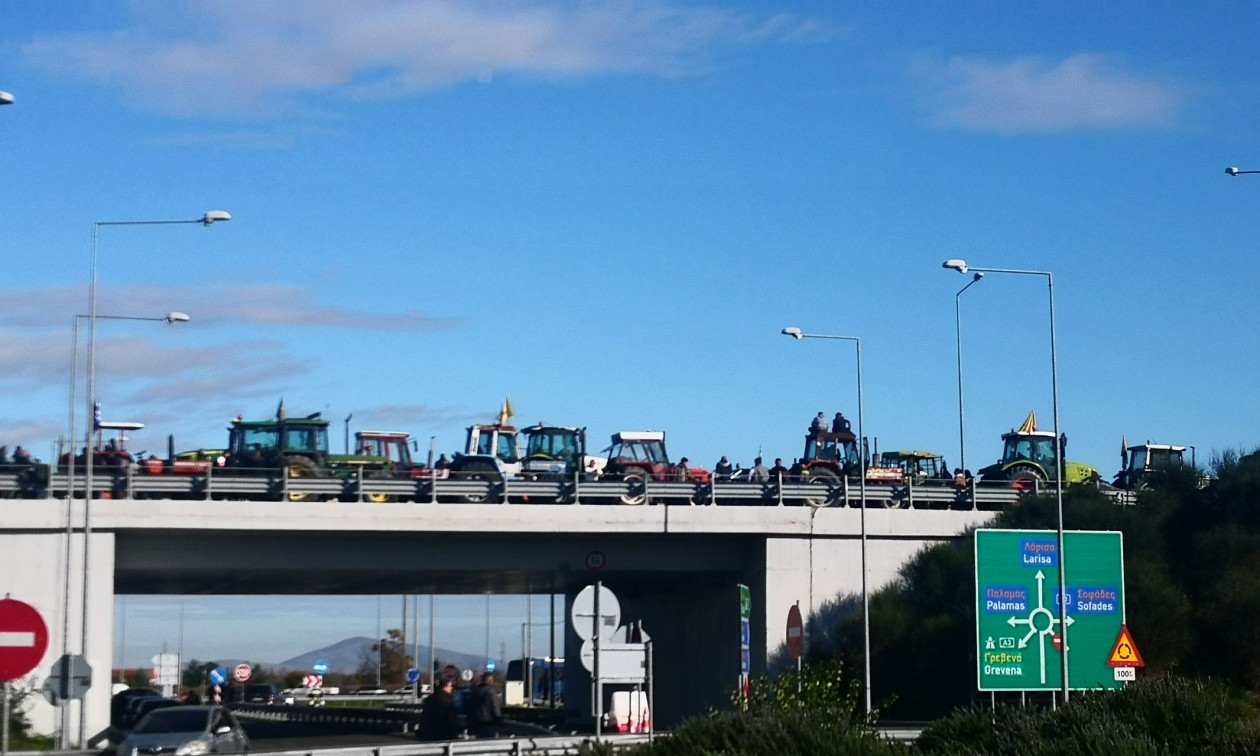 Ένταση στο μπλόκο αγροτών στον Ε65: «Έσπασαν» τον αστυνομικό κλοιό οι αγρότες
