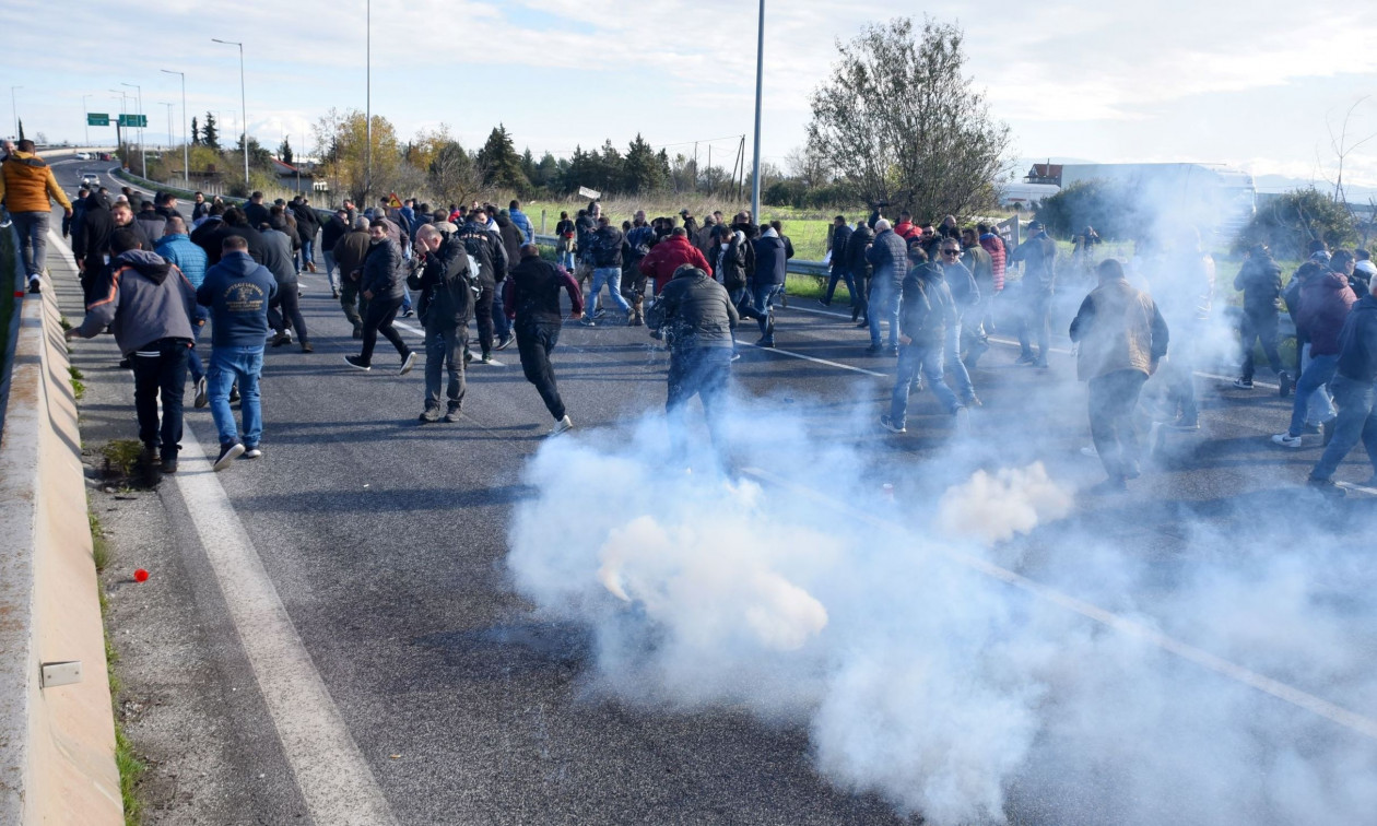 ΠΑΣΟΚ: Αστυνομική βία και χημικά αντί για ενισχύσεις επιφύλαξε  στους αγρότες η κυβέρνηση Μητσοτάκη