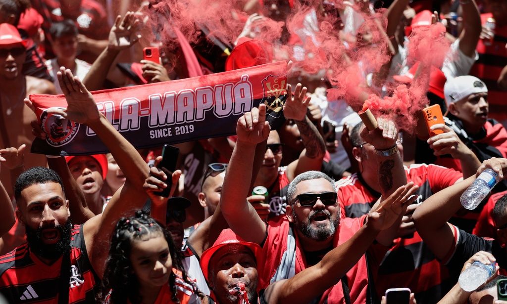 Εντυπωσιακό βίντεο από το Ρίο Ντε Τζανέιρο: Εκατοντάδες βεγγαλικά φώτισαν την πόλη γαι την Φλαμένγκο