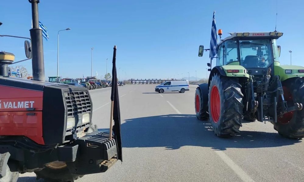 Αγροτικές κινητοποιήσεις: Οι αγρότες έκλεισαν την Εθνική Οδό στα διόδια των Μαλγάρων
