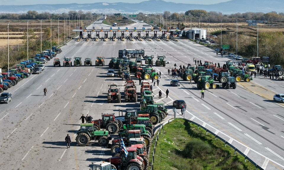 Αγροτικές κινητοποιήσεις: «Φουντώνουν» τα μπλόκα σε όλη τη Βόρεια Ελλάδα – Αποκλεισμένη η ΠΑΘΕ