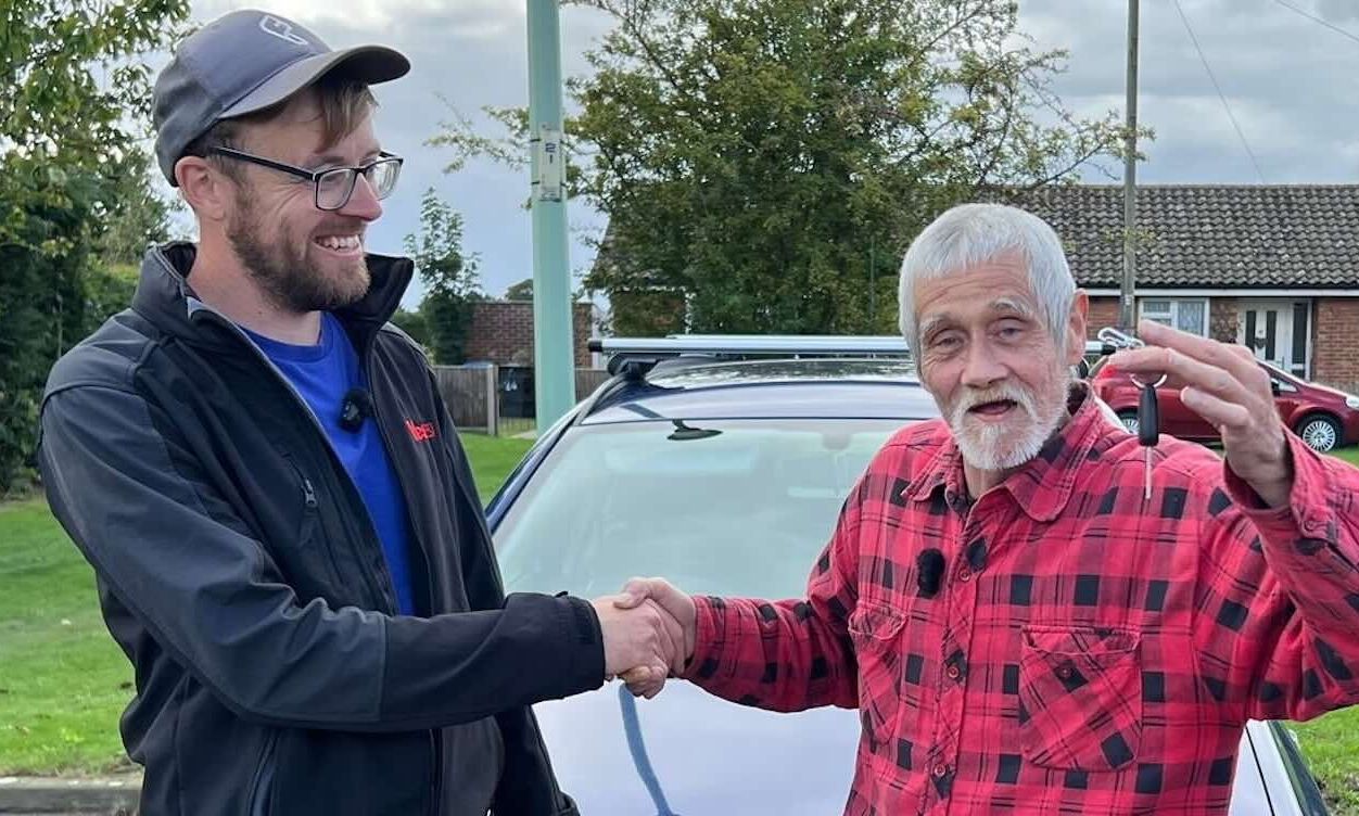 Συγκινητικό δώρο: Καθάρισε τον κήπο ενός βετεράνου και… του άλλαξε τη ζωή