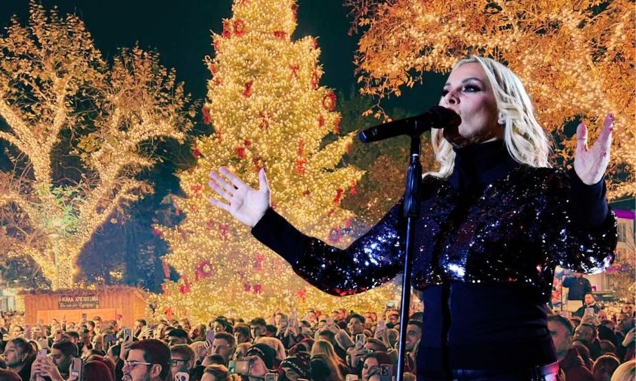 Πέγκυ Ζήνα: Ξεσήκωσε τη Λάρισα στην τελετή φωταγώγησης του Χριστουγεννιάτικου Δέντρου