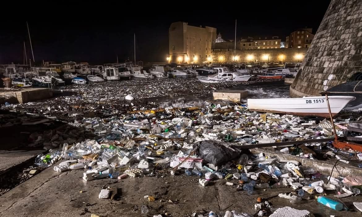 Κροατία: Με σκουπίδια από Αλβανία γέμισαν οι ακτές του Ντουμπρόβνικ