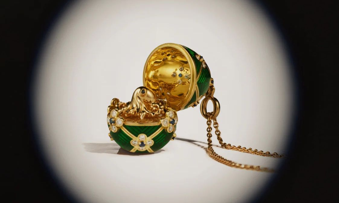 Κατάπιε μενταγιόν με αυγό Fabergé εμπνευσμένο από ταινία Τζέιμς Μποντ και κατηγορείται για κλοπή