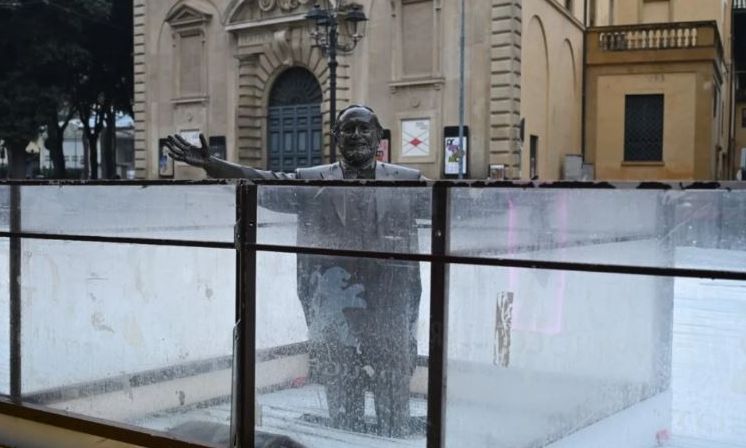 Ιταλία: Σάλος με άγαλμα του Παβαρότι που «θάφτηκε» σε χριστουγεννιάτικο παγοδρόμιο
