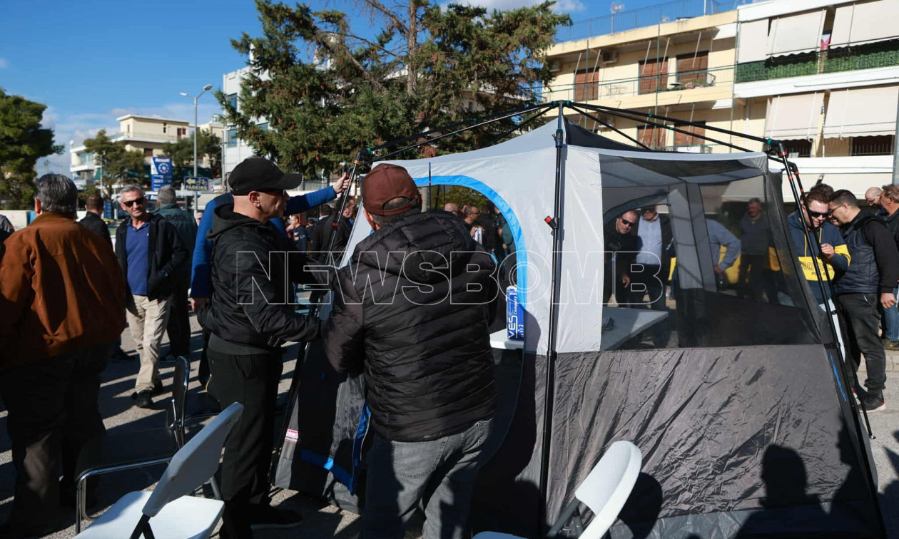 Απεργία ταξί: Αντίσκηνα έξω από υπουργείο Μεταφορών – Ο Λυμπερόπουλος ζητά συνάντηση με Κυρανάκη