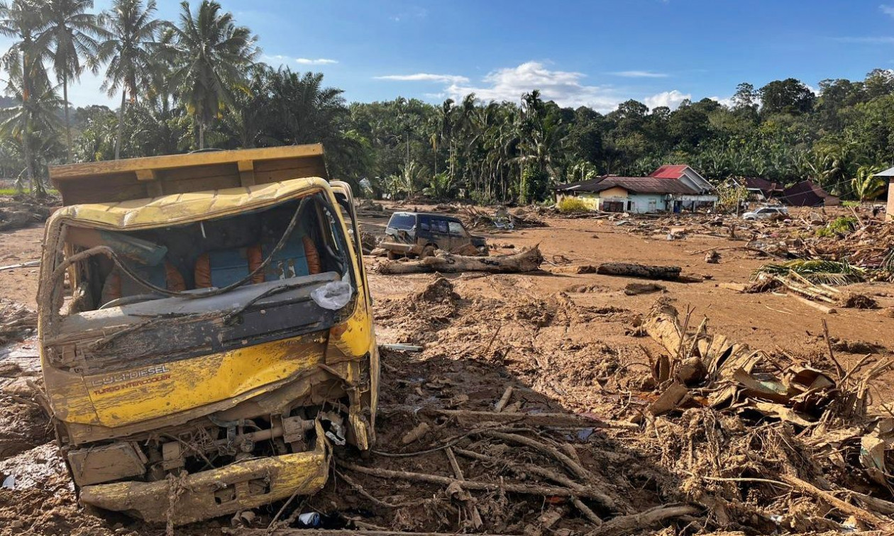 Φονικές πλημμύρες στην Ινδονησία: Στους 708 αυξήθηκε ο αριθμός των νεκρών