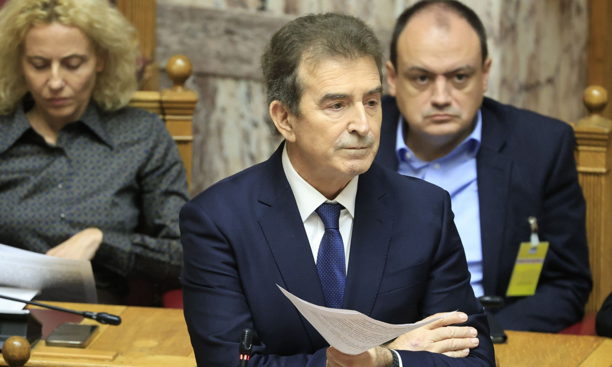 Βουλή: Κατατέθηκε η τροπολογία για τα όπλα: Αυστηροποιούνται οι ποινές – Τι ισχύει για τις μπαλωθιές