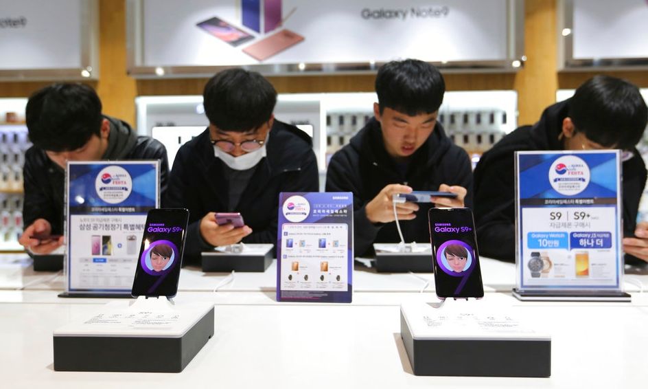 Η φρενίτιδα από το AI προκαλεί κρίση στο εμπόριο: Ξεμένουμε από «φλασάκια», στα ύψη τα smartphones