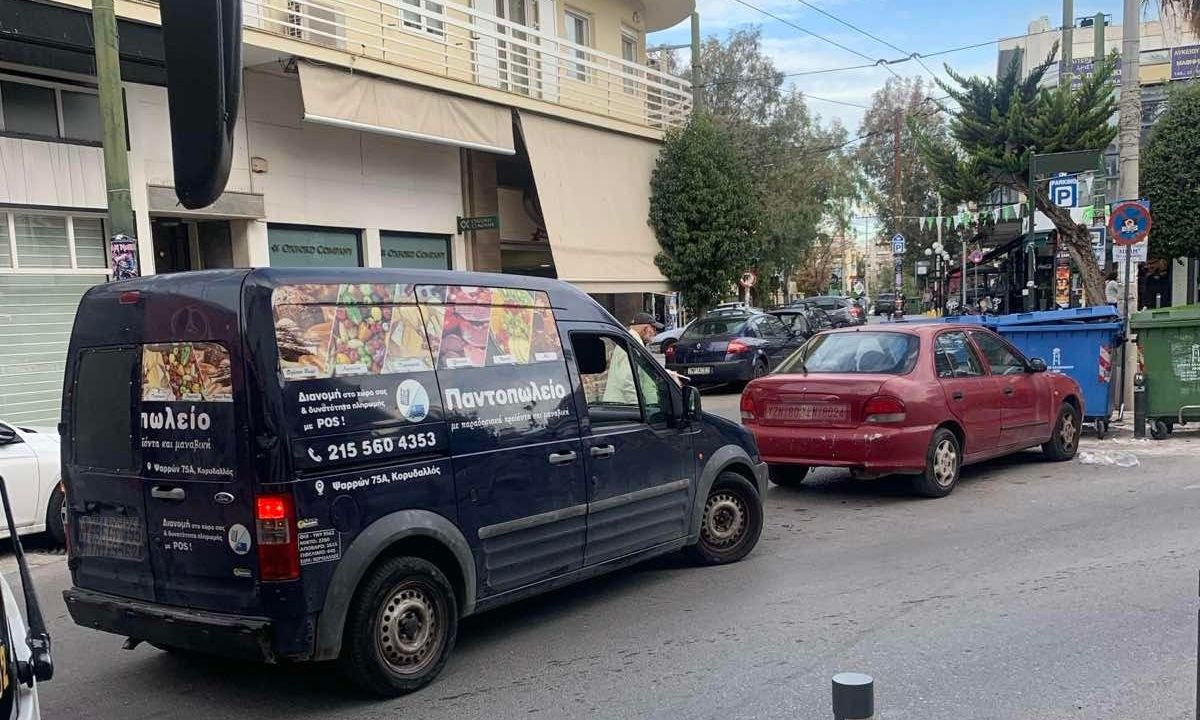 Χαλάνδρι: Ασυνείδητοι οδηγοί παρκάρουν παράνομα τα οχήματά τους και εμποδίζουν λεωφορεία να στρίψουν