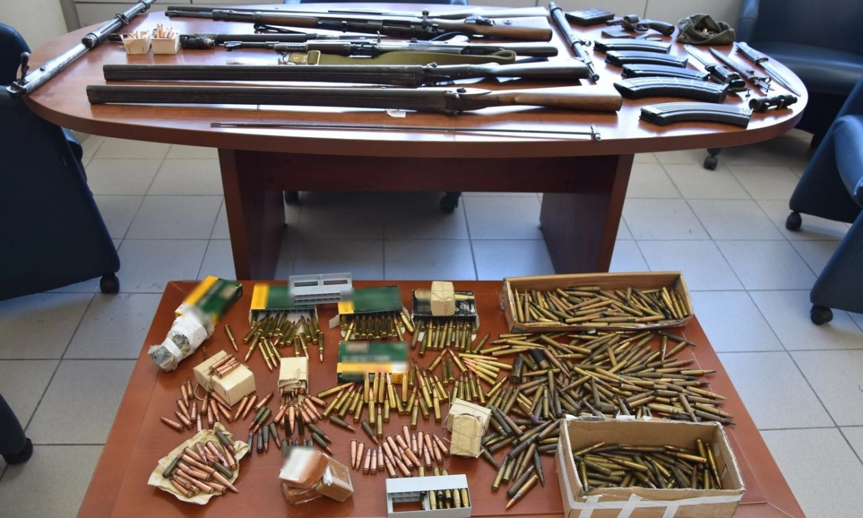 Ηράκλειο: Χειροπέδες σε 64χρονο με μίνι οπλοστάσιο – Είχε έξι όπλα, 800 φυσίγγια και ξιφολόγχες