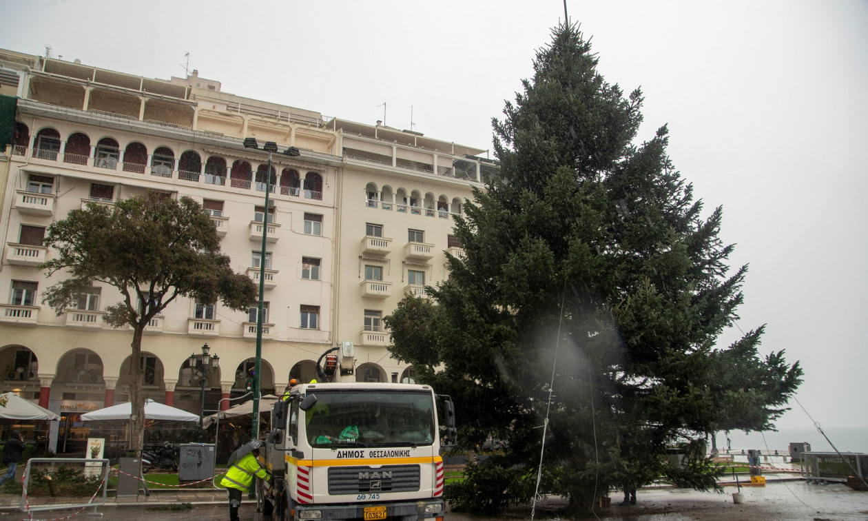 Σε εορταστικούς ρυθμούς και επίσημα η Θεσσαλονίκη – Απόψε το άναμμα του χριστουγεννιάτικου δέντρου