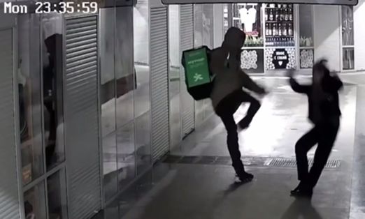 Ρωσία: Ντελιβεράς κλωτσάει ανυποψίαστη γιαγιά στο πρόσωπο – Βίντεο