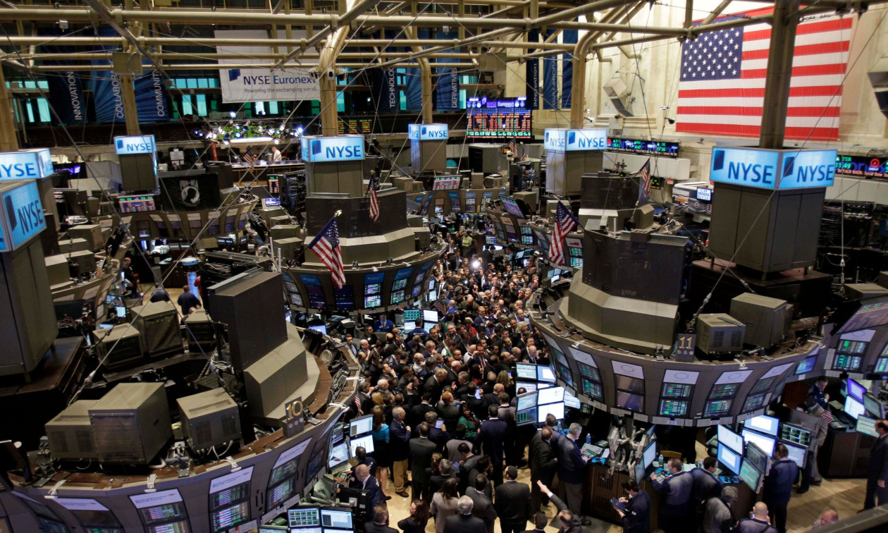 Στον ρυθμό της μείωσης των επιτοκίων η Wall Street
