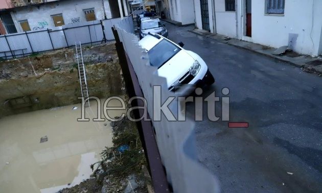 Κακοκαιρία: Υποχώρηση δρόμου στο Ηράκλειο – Αυτοκίνητο βυθίστηκε στο κενό