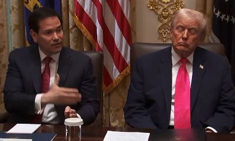 Ο Τραμπ παλεύει να μείνει ξύπνιος σε συνεδρίαση υπουργικού συμβουλίου – Τα viral στιγμιότυπα