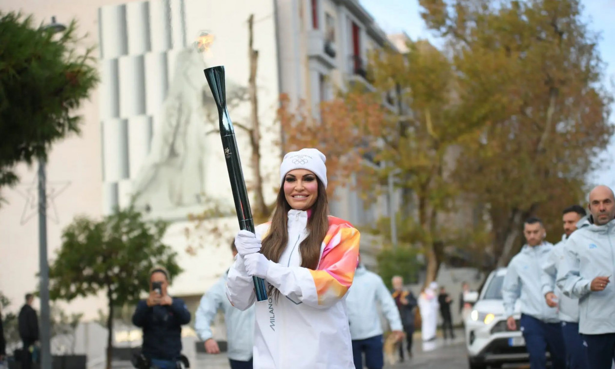 Η Κίμπερλι Γκίλφοιλ έτρεξε με τη φλόγα των Χειμερικών Ολυμπιακών Αγώνων στη Διονυσίου Αρεοπαγίτου