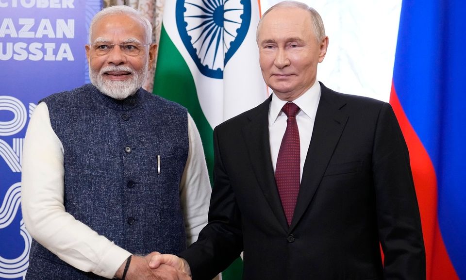 Το γεμάτο συμβολισμούς ταξίδι του Πούτιν στην Ινδία – Πετρέλαιο, άμυνα και γεωπολιτική στην ατζέντα