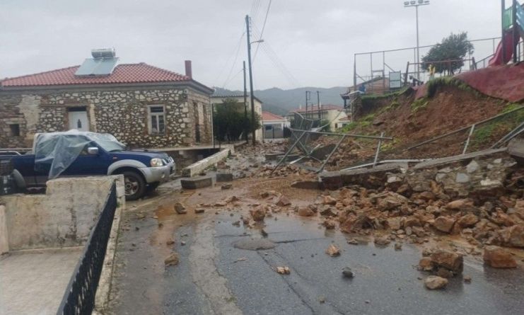 Kακοκαιρία Byron: Κατέρρευσε μαντρότοιχος ανάμεσα σε σχολείο και παιδική χαρά στη Μάνη