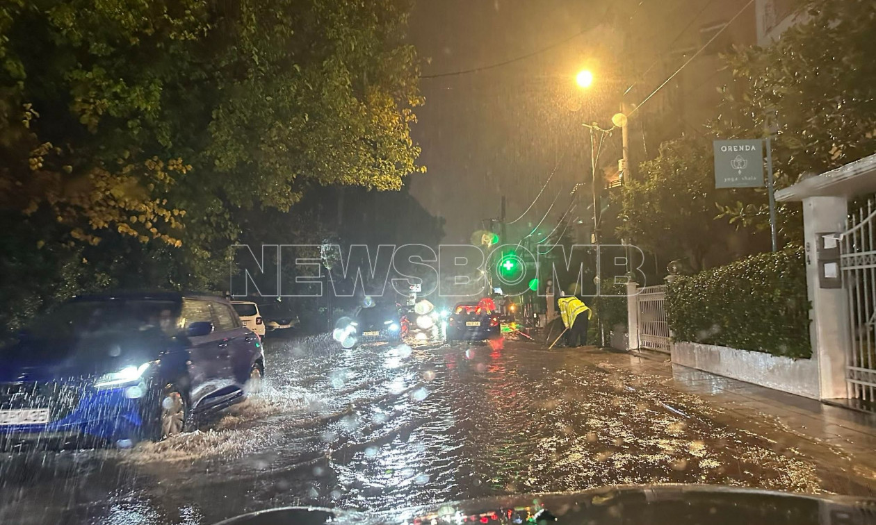 Kακοκαιρία Byron: Ποτάμια οι δρόμοι στο Μαρούσι – Κάτοικοι ανοίγουν τα φρεάτια μέσα στη βροχή