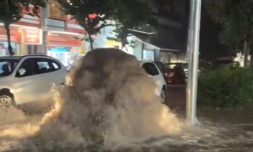 «Έσκασαν» φρεάτια από τη βροχή στην Καλλιθέα – Βίντεο