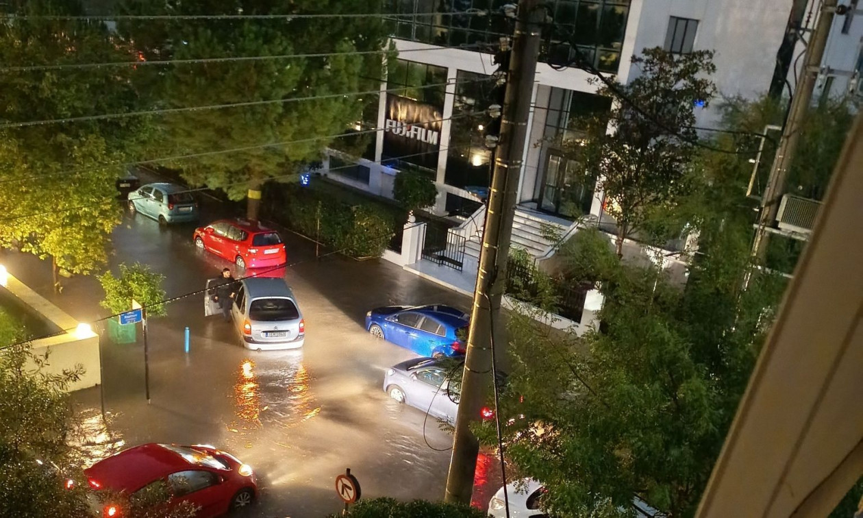 Κακοκαιρία Byron: Δέντρο καταπλάκωσε δύο αυτοκίνητα στο Παλαιό Φάληρο