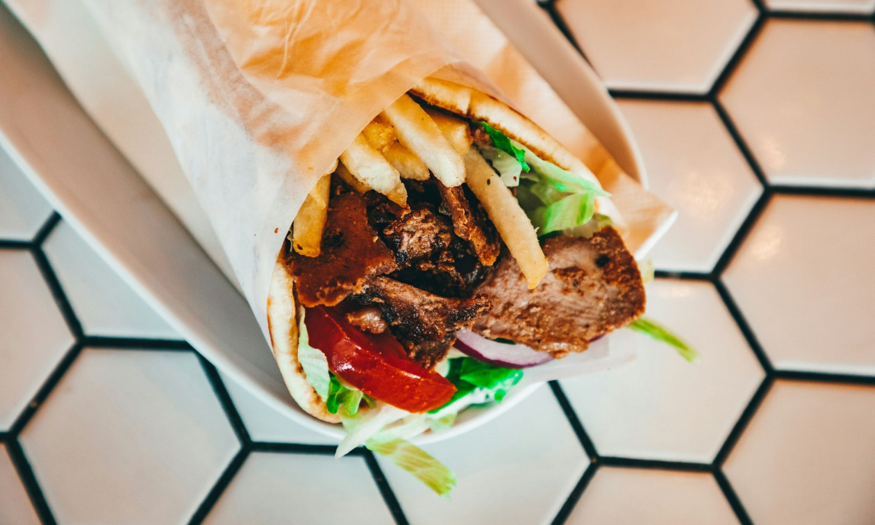 Σουβλάκι από… χρυσό: Σε ποια πόλη πλησιάζει τα 6 ευρώ