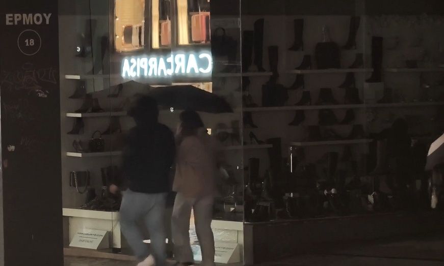 Κακοκαιρία Byron: Μπλακ άουτ στην Ερμού – Στο σκοτάδι τα καταστήματα