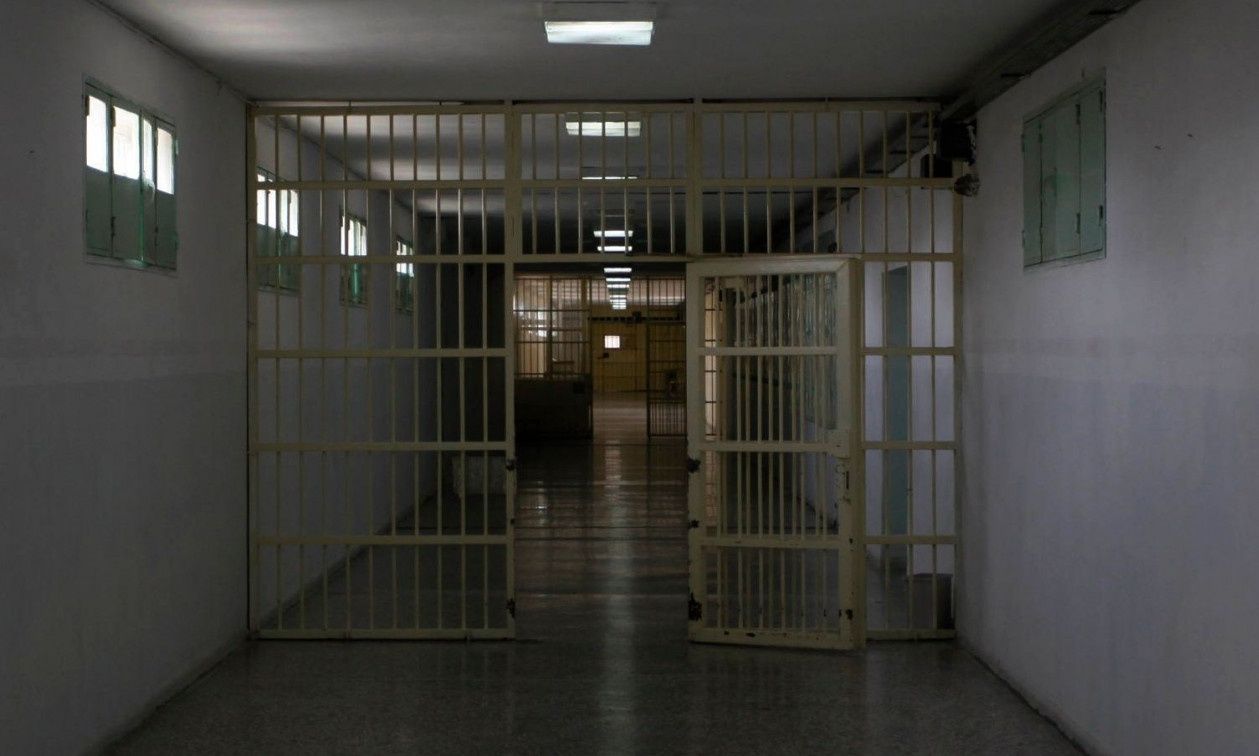 Βόλος: Κρατούμενος δάγκωνε και έριχνε αγκωνιές σε αστυνομικούς – Χαοτικές σκηνές στα κρατητήρια