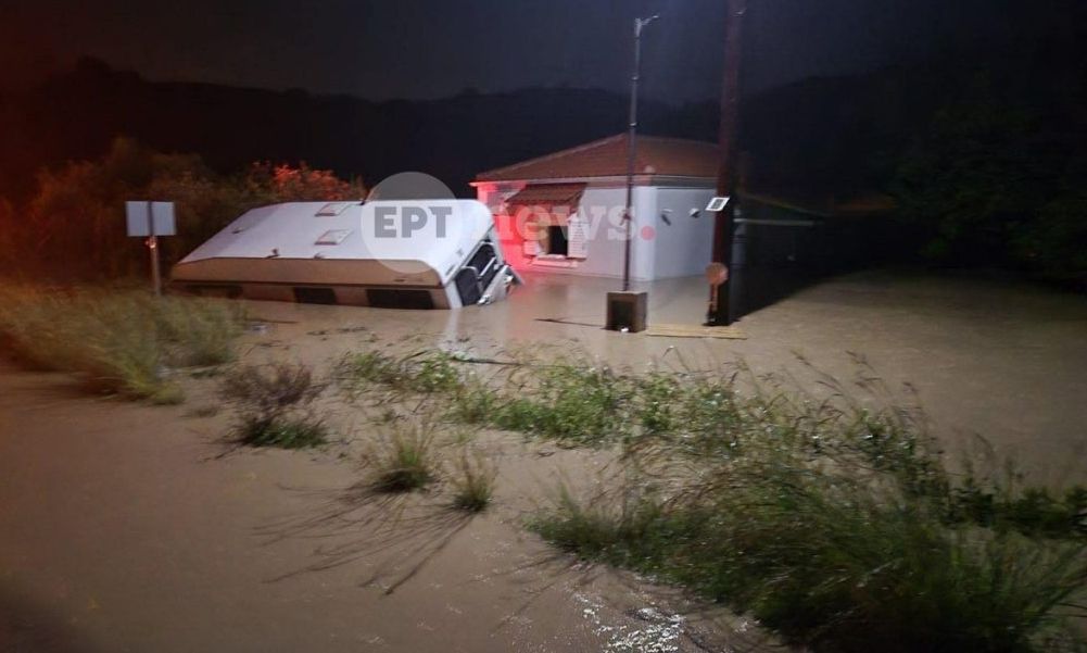 Πλημμύρες και στη Φοινικούντα: Υπερχείλισε ποτάμι, παρασύρθηκε τροχόσπιτο