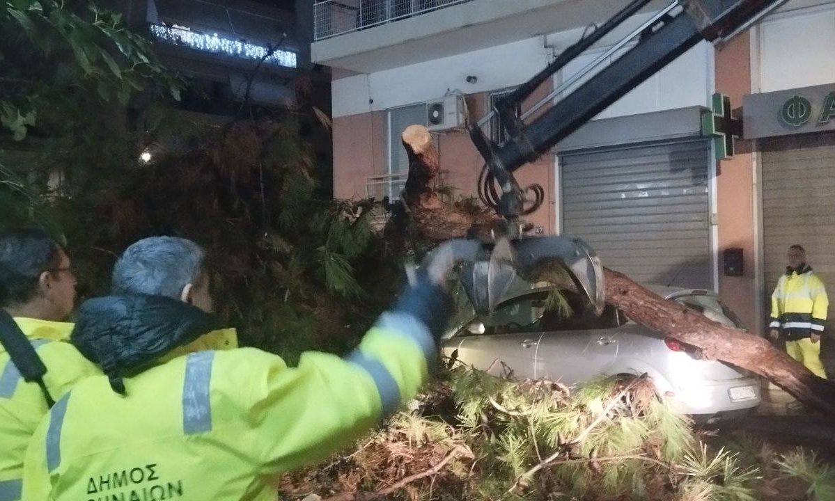 Κακοκαιρία Byron: Ολονύχτια μάχη συνεργείων του Δήμου Αθηναίων στους δρόμους – «Άντεξε το δίκτυο»